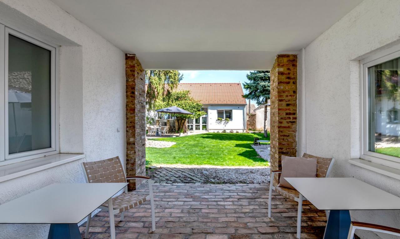 Szent Gyoergy Kuria Bed & Breakfast Kisharsany Exterior photo