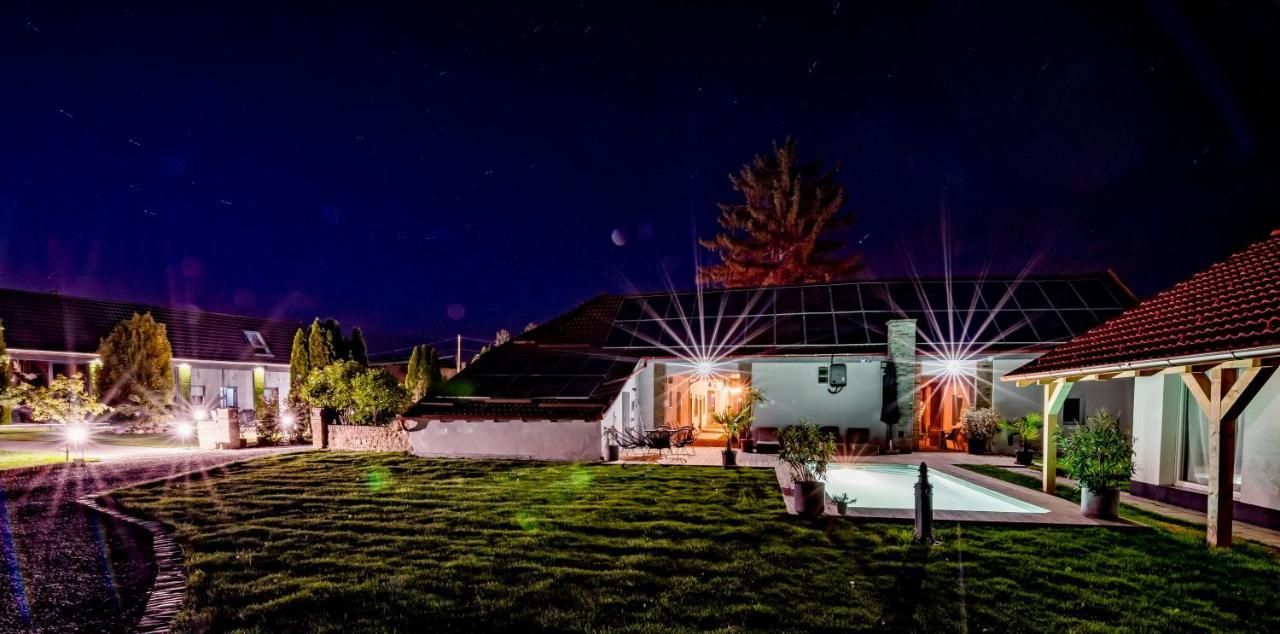 Szent Gyoergy Kuria Bed & Breakfast Kisharsany Exterior photo